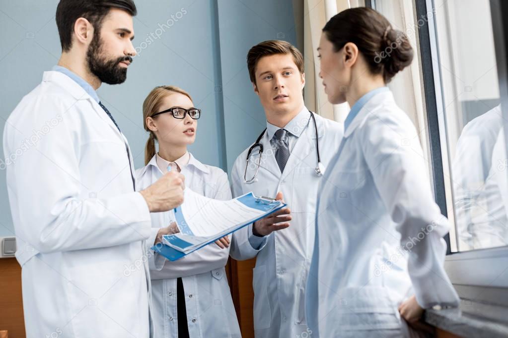 Profesional de la salud conversando durante una entrevista de podcast