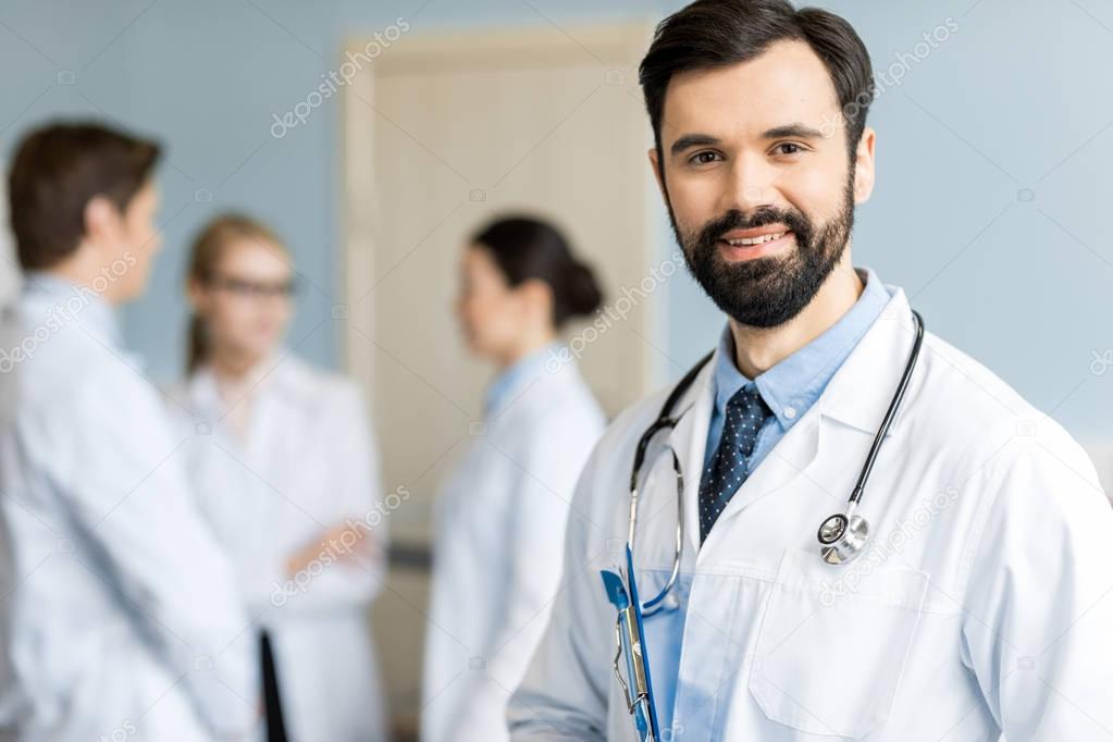 Profesionales de la salud conversando en un estudio de podcast