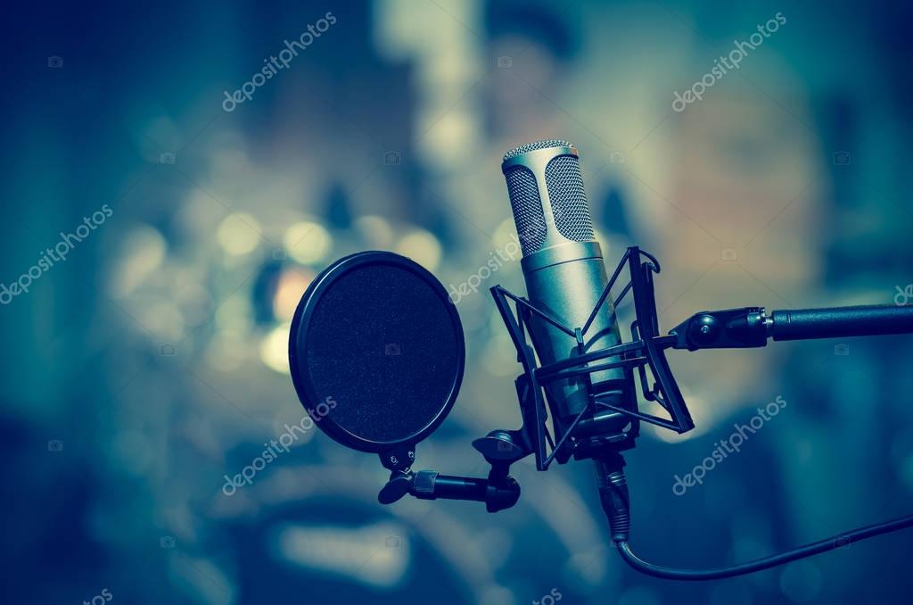 Ingeniero hablando frente a un micrófono de podcast