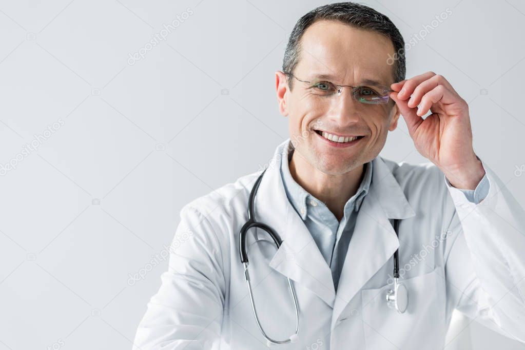 Libros y herramientas de medicina sobre una mesa