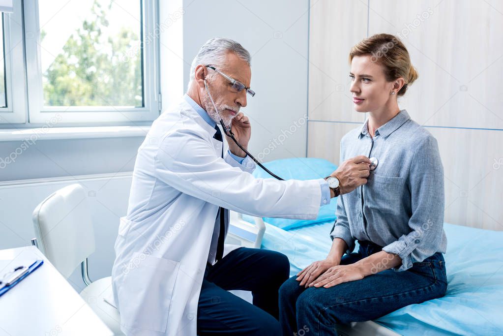 Médico conversando con un paciente en un consultorio luminoso