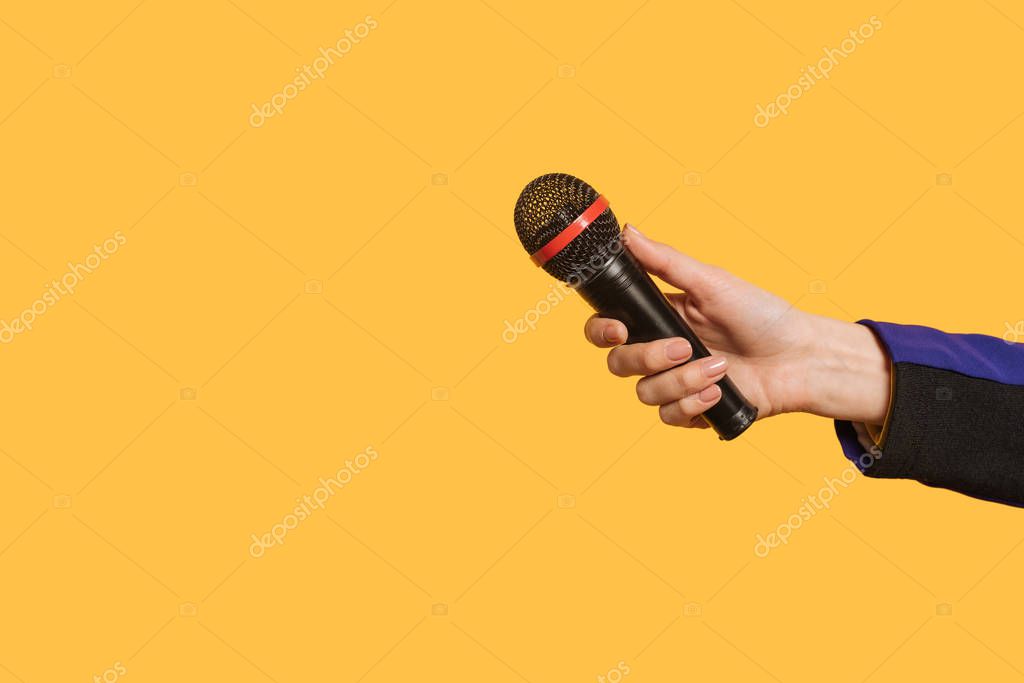 Persona hablando frente a un micrófono en un estudio de grabación