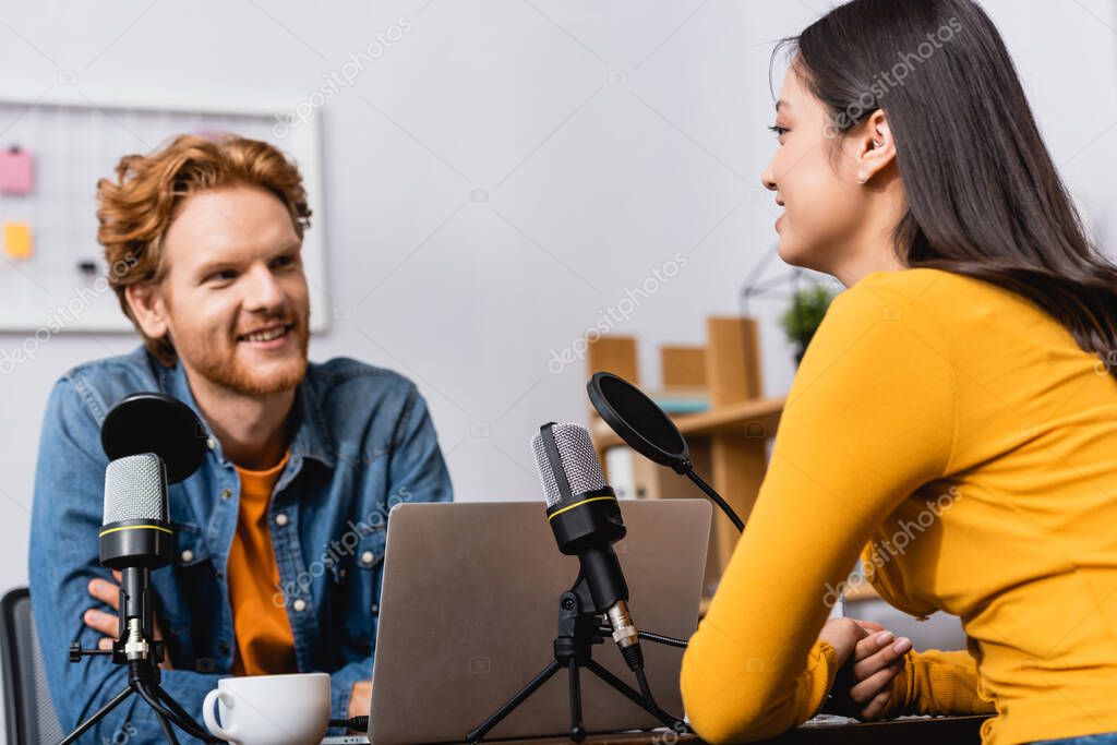 Invitado compartiendo una historia personal en un podcast