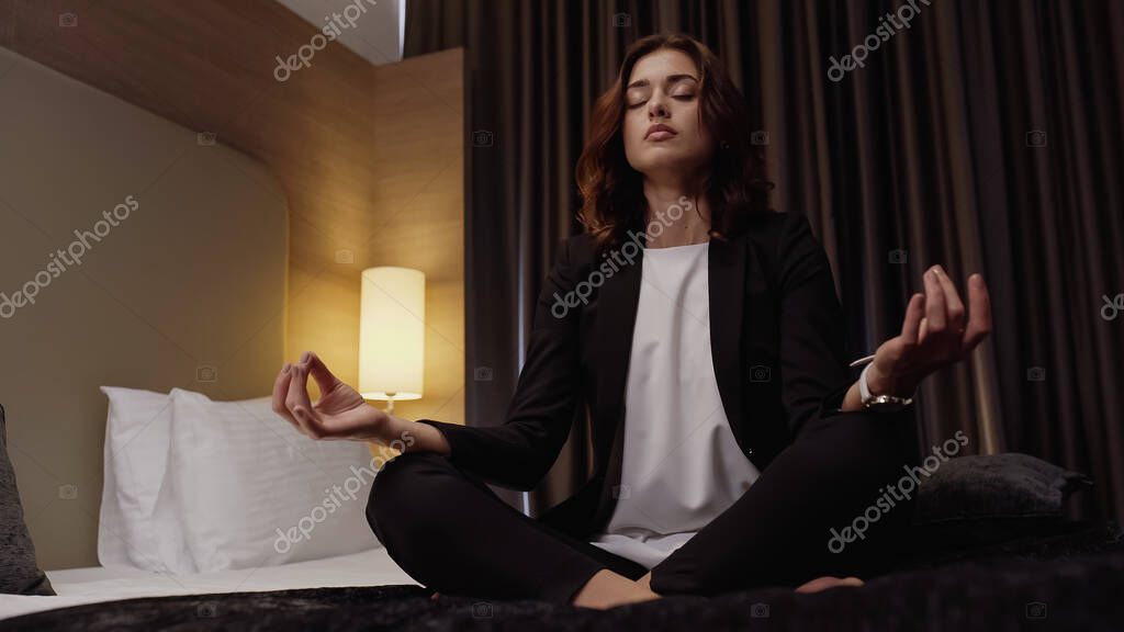 Persona meditando en un espacio tranquilo