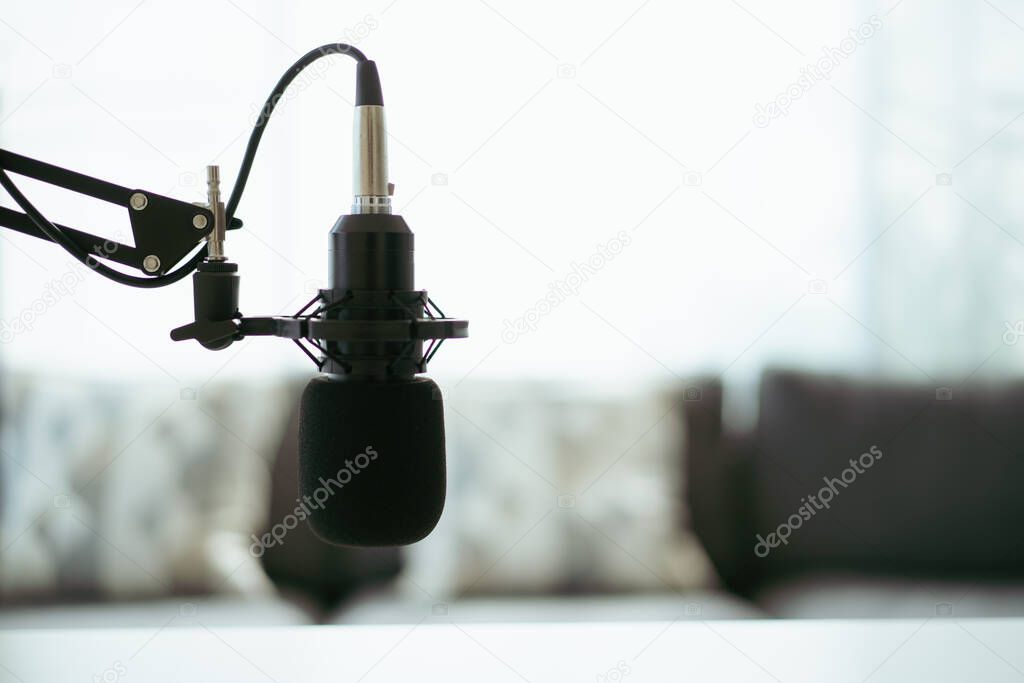Ingeniero hablando sobre tecnología en un estudio de grabación