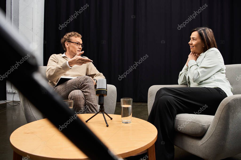Mesa redonda de invitados en un estudio de podcast