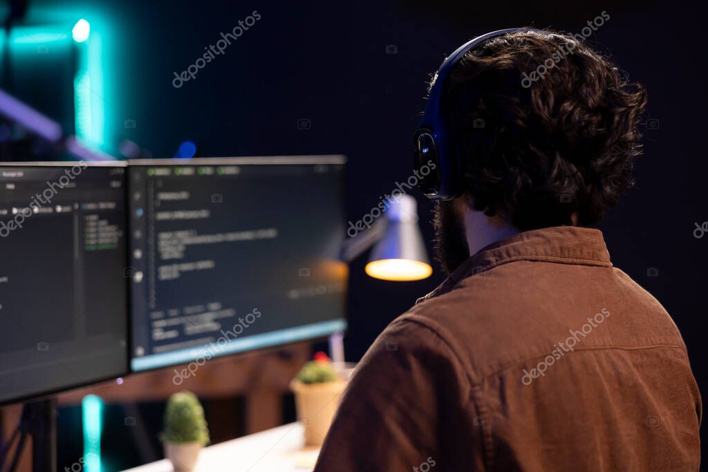Persona de ingeniería trabajando con tecnología mientras escucha un podcast
